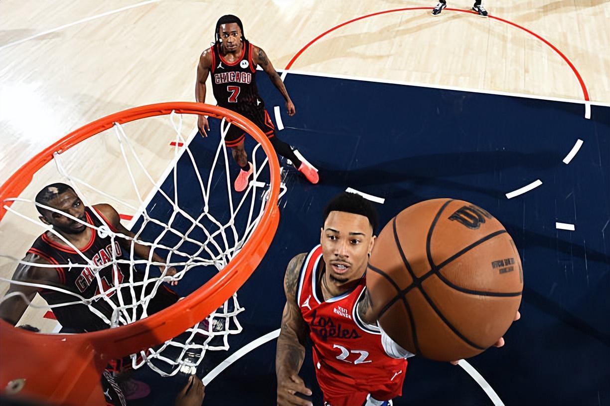 柠檬体育直播中超直播-又一次扮演了超级第六人的角色，侧翼新星真的在快船站稳脚跟了？