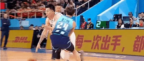 柠檬体育直播中超直播-张镇麟无视防守杀入禁区，上演精彩双手隔人暴扣