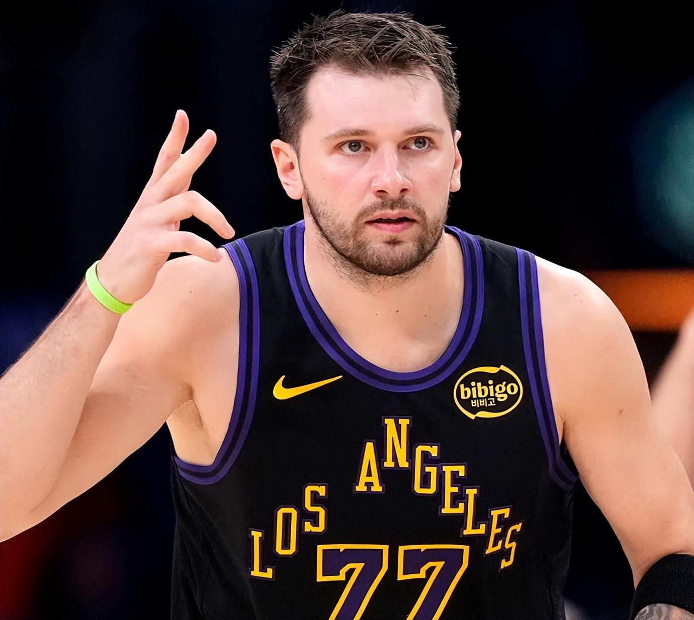 比分直播-42分5板12助0失误！东契奇一战刷爆多项NBA纪录，三分王有悬念了